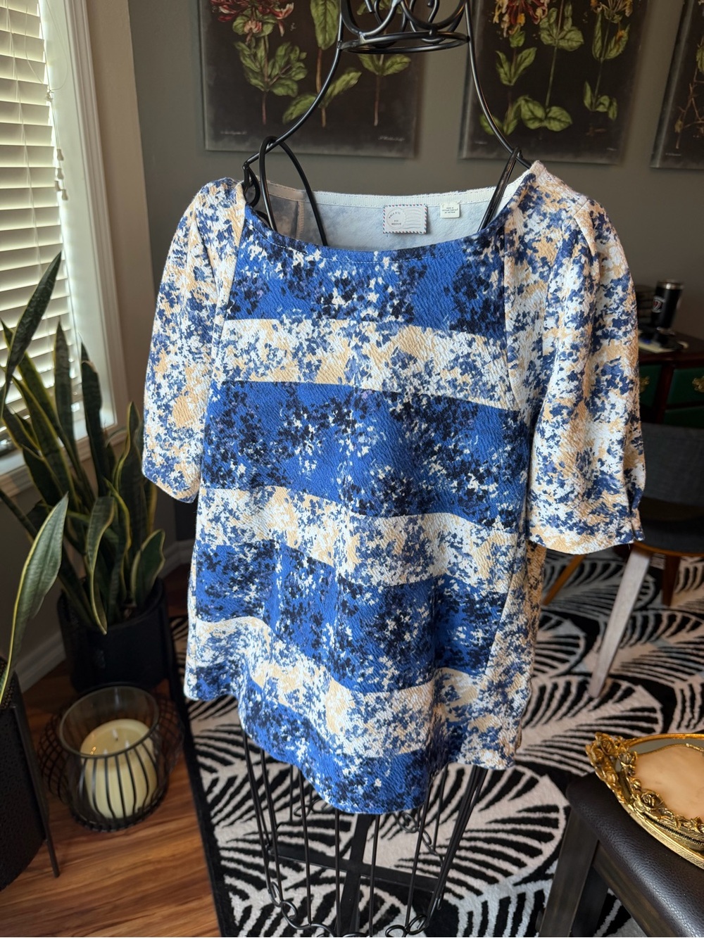 🌺 Anthropologie Blue and White Floral-Stripe Short Sleeve Tee